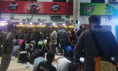 কমলাপুর রেলস্টেশনে রাত থেকে অপেক্ষমাণ টিকিট প্রত্যাশীরা। ছবি-ইত্তেফাক
