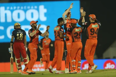 কোহলিকে আউট করার পর হায়দ্রাবাদের খেলোয়াড়দের উল্লাস। ছবি: বিসিসিআই