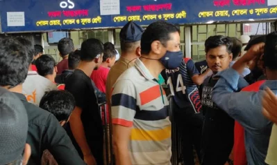 কমলাপুর রেলস্টেশনে সকাল থেকে শুরু হয় দ্বিতীয় দিনের অগ্রিম টিকিট বিক্রি। ছবি-ইত্তেফাক 