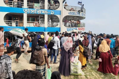মনপুরায় পন্টুন না থাকায় বেড়িবাঁধে ভিড়ছে লঞ্চ।