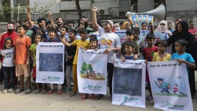কলাবাগানের তেঁতুলতলা খেলার মাঠ রক্ষার দাবিতে মানববন্ধন ও বিক্ষোভ করে শিশুরা। ছবি: আব্দুল গনি
