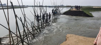 বাঁধ মেরামত করা হচ্ছে।