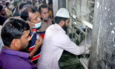 রেলস্টেশনে টিকিট কিনতে বাড়ছে ঘরমুখী মানুষের ভিড়। ছবি- ইত্তেফাক