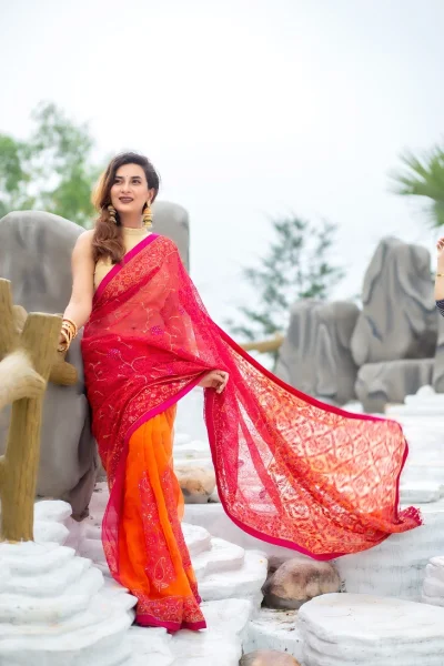 শাড়ির সঙ্গে ব্লাউজ মিলিয়ে পরার ক্ষেত্রে নারীদের বিশেষ আগ্রহ থাকে। শাড়ির সঠিক সৌন্দর্য ফুটিয়ে তুলতে পারে মানানসই ব্লাউজ