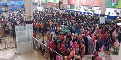 কমলাপুর রেলস্টেশনে টিকিট প্রত্যাশীদের ভিড়। ছবি: তানভীর আহম্মেদ