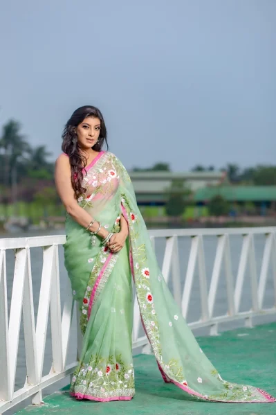 ঈদে তাঁতের শাড়ির পাশাপাশি নারীদের পছন্দের তালিকায় আছে মসলিন, কটন ও সিল্ক