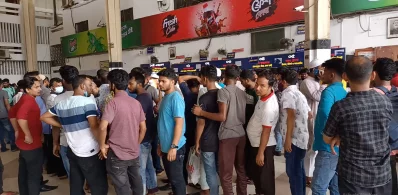 কমলাপুর রেলস্টেশনে টিকিট প্রত্যাশীদের ভিড়। ছবি: তানভীর আহম্মেদ