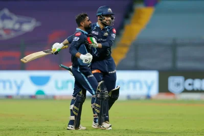 গুজরাটের জয়ের দুই নায়ক রাহুল তেওয়াতিয়া ও রশিদ খান। ছবি: বিসিসিআই