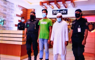 র&zwnj;্যাব হেফাজতে সহযোগীসহ রেজাউল করিম।