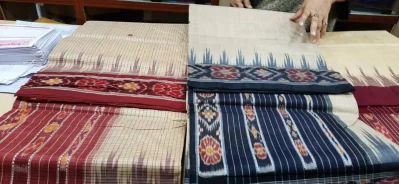 শাড়ি দেখছন ক্রেতারা। 