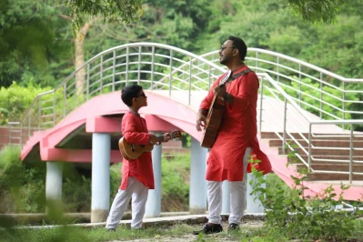 এই সময়ে এসে যুগল পোশাক নিয়ে ক্রেতাদের আগ্রহও অনেক। বিভিন্ন উৎসব-পার্বনে দেশীয় ফ্যাশন হাউজগুলো সেভাবেই তাদের পোশাকের সম্ভার সাজায়