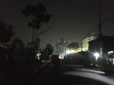 অন্ধকারচ্ছন্ন লেক ড্রাইভ সড়কে চলছে যানবাহন। ছবি: ইত্তেফাক