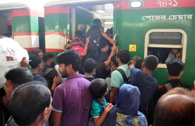 প্রিয়জনের সঙ্গে ঈদ করতে রাজধানী ছাড়ছেন মানুষ।