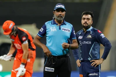 বল হাতে ৪ ওভারে ৪৫ রান খরচ করেছেন রশিদ খান, হতাশ হওয়াটাই স্বাভাবিক। ছবি: বিসিসিআই