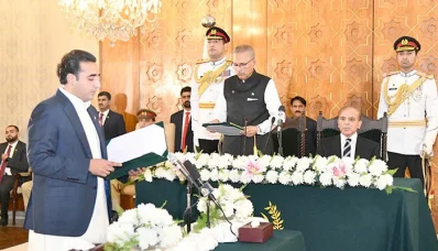 শপথ পাঠ করছেন তিনি