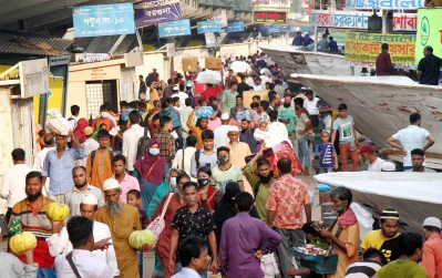 সদরঘাটে মানুুষের ভিড়।