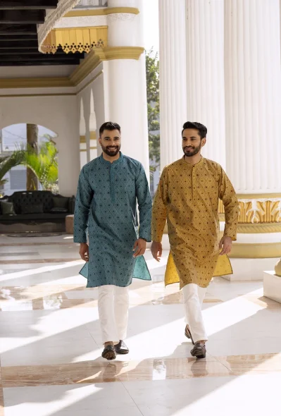 ঈদের দিন গরমের দাপট থাকবে, তাই পরার জন্য হালকা ডিজাইনের এক রঙা পাঞ্জাবিতে বেশি আরাম পাওয়া যাবে
