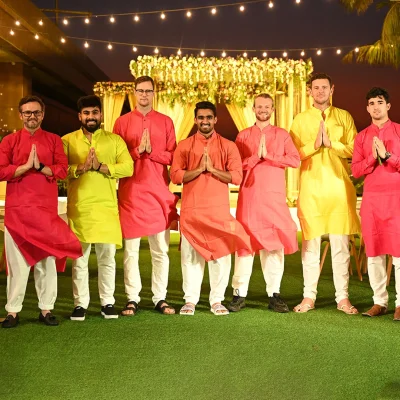 ভারতীয় পোশাকে সেজেছেন আরসিবির বিদেশি ক্রিকেটাররাও। ছবি: টুইটার