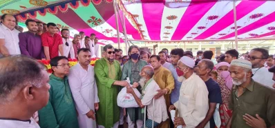 ঈদ উপহার বিতরণ করছেন শেখ ফজলে শামস্ পরশ ও আলহাজ্ব মো. মাইনুল হোসেন খান নিখিল। 