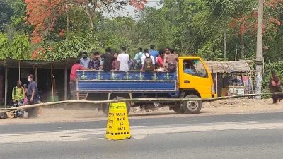 ট্রাকে বাড়ি ফিরছে মানুষ। ছবি: ইত্তেফাক