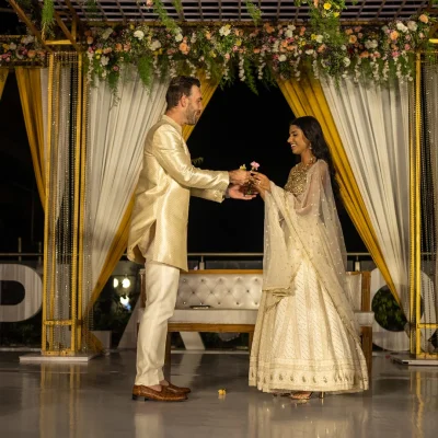 নবদম্পতি গ্লেন ম্যাক্সওয়েল ও ভিনি রমনে। ছবি: টুইটার