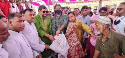 ঈদ উপহার বিতরণ করছেন শেখ ফজলে শামস্ পরশ ও আলহাজ্ব মো. মাইনুল হোসেন খান নিখিল। 