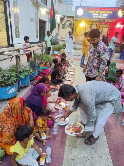 দুস্থ অসহায়দের ইফতার দেওয়া হচ্ছে। 