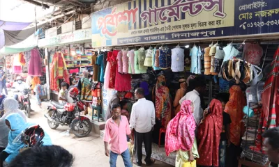 সব বয়সী ক্রেতাদের পদচারণায় মুখরিত হয়ে ওঠেছে বিপণী বিতান ও মার্কেটগুলো