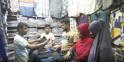 শেষ মুহুর্তের কেনাকাটায় ব্যস্ত মানুষ। ছবি: সংগৃহীত