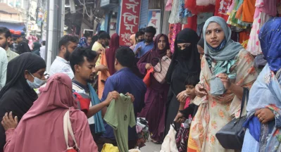 শেষ মুহুর্তের কেনাকাটায় ব্যস্ত মানুষ। ছবি: সংগৃহীত