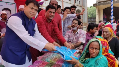 কচুয়ায় শাড়ী বিতরণ করছেন ড. সেলিম মাহমুদ
