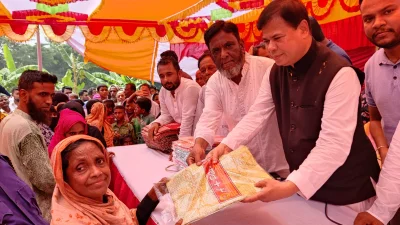 কচুয়ায় শাড়ী বিতরণ করছেন ড. সেলিম মাহমুদ