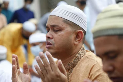 জাতীয় ঈদগাহে নামাজ শেষে মোনাজাত করছেন মুসল্লিরা।