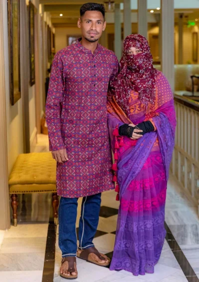 স্ত্রীর সঙ্গে মোস্তাফিজুর রহমান।