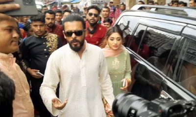মধুমিতা সিনেমা হলে সিয়াম পূজা। ছবি: ইত্তেফাক