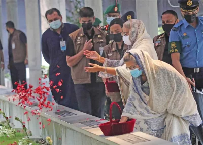 স্বজনদের কবরে গোলাপের পাপড়ি ছিটিয়ে শ্রদ্ধা নিবেদন করেন প্রধানমন্ত্রী শেখ হাসিনা ও তার বোন শেখ রেহানা। ছবি: ফোকাস বাংলা