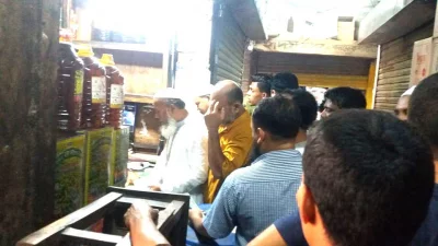 ছিদ্দিক এন্টার প্রাইজের সামনে ব্যবসায়ীদের ভিড়।