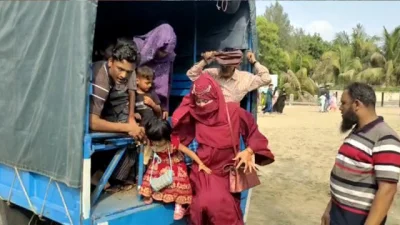 কক্সবাজার সমুদ্রসৈকতে ঘুরতে আসা রোহিঙ্গা নারী ও শিশুদের আটক করে পুলিশ। 
