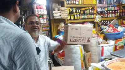 নিউ মালিক স্টোরে তেল কিনছেন এক ক্রেতা।