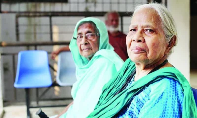 হাসপাতালে চিকিৎসা নিতে আসা কয়েকজন প্রবীণ সদস্য। [ছবি: সংগৃহীত]