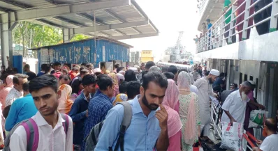  কাউখালী ঘাটে যাত্রীদের ভিড়।