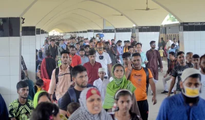 কমলাপুর রেল স্টেশনে রাজধানীমুখী মানুষের ঢল। 