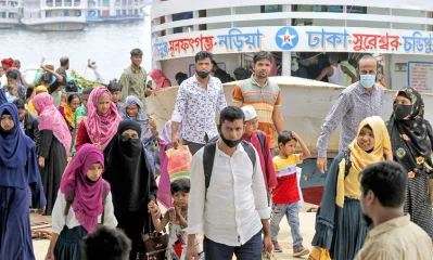 সদরঘাট লঞ্চ টার্মিনালে রাজধানীতে ফেরা মানুষ। 