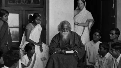 শান্তিনিকেতনে বিশ্বভারতী বিশ্ববিদ্যালয়ে শিক্ষার্থীদের সঙ্গে রবীন্দ্রনাথ ঠাকুর।