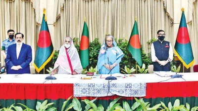 awamiআওয়ামী লীগ সভাপতি ও প্রধানমন্ত্রী শেখ হাসিনা গণভবনে দলের কার্যনির্বাহী কমিটির বৈঠকের শুরুতে দাঁড়িয়ে নীরবতা পালন করেন। ছবি: ফোকাস বাংলা