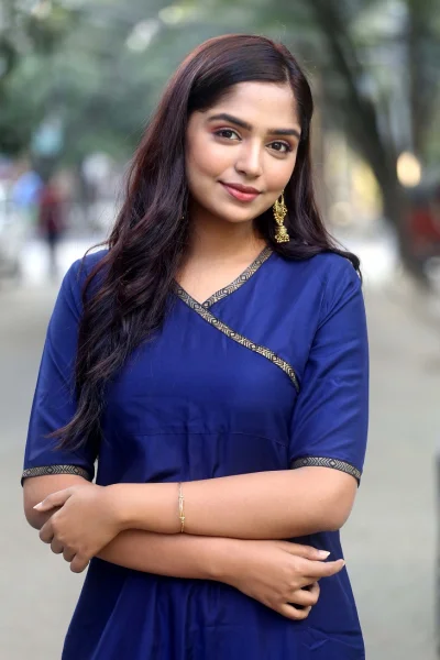 ঘামে ভেজা চুল যদি দীর্ঘ সময় পরেও না শুকায় তাহলে কিন্তু মাথার ত্বকে স্যাঁতসেঁতে ভাব তৈরি হবে। এর ক্ষতিকর প্রভাবে একধরনের ছত্রাকের জন্ম হয়