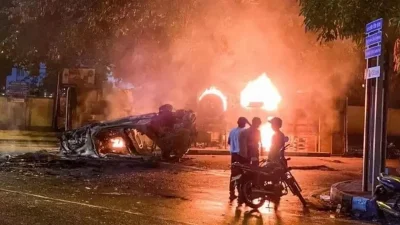 মাহিন্দা রাজাপাকশার সরকারি বাসভবনের বাইরে যানবাহনে আগুন ধরিয়ে দেয় আন্দোলনকারীরা। 