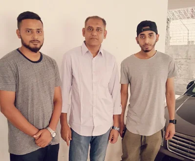 জুয়েল রানা (মাঝে)