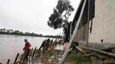 টুকেরবাজারের পীরপুরে ভাঙনের হাত থেকে রক্ষা করতে কাজ করছে সিসিক। ছবি: ইত্তেফাক