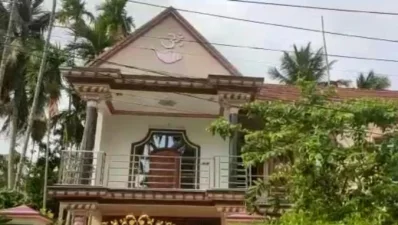 দক্ষিণ ২৪ পরগণার পোলেরহাটের এই বাড়িতেও অভিযান চালানো হয়। 